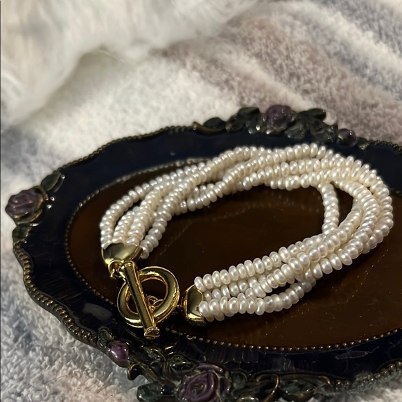 Elegant Pearl Bracelet with Gold Tone Toggle Clasp - Picture 3 of 4